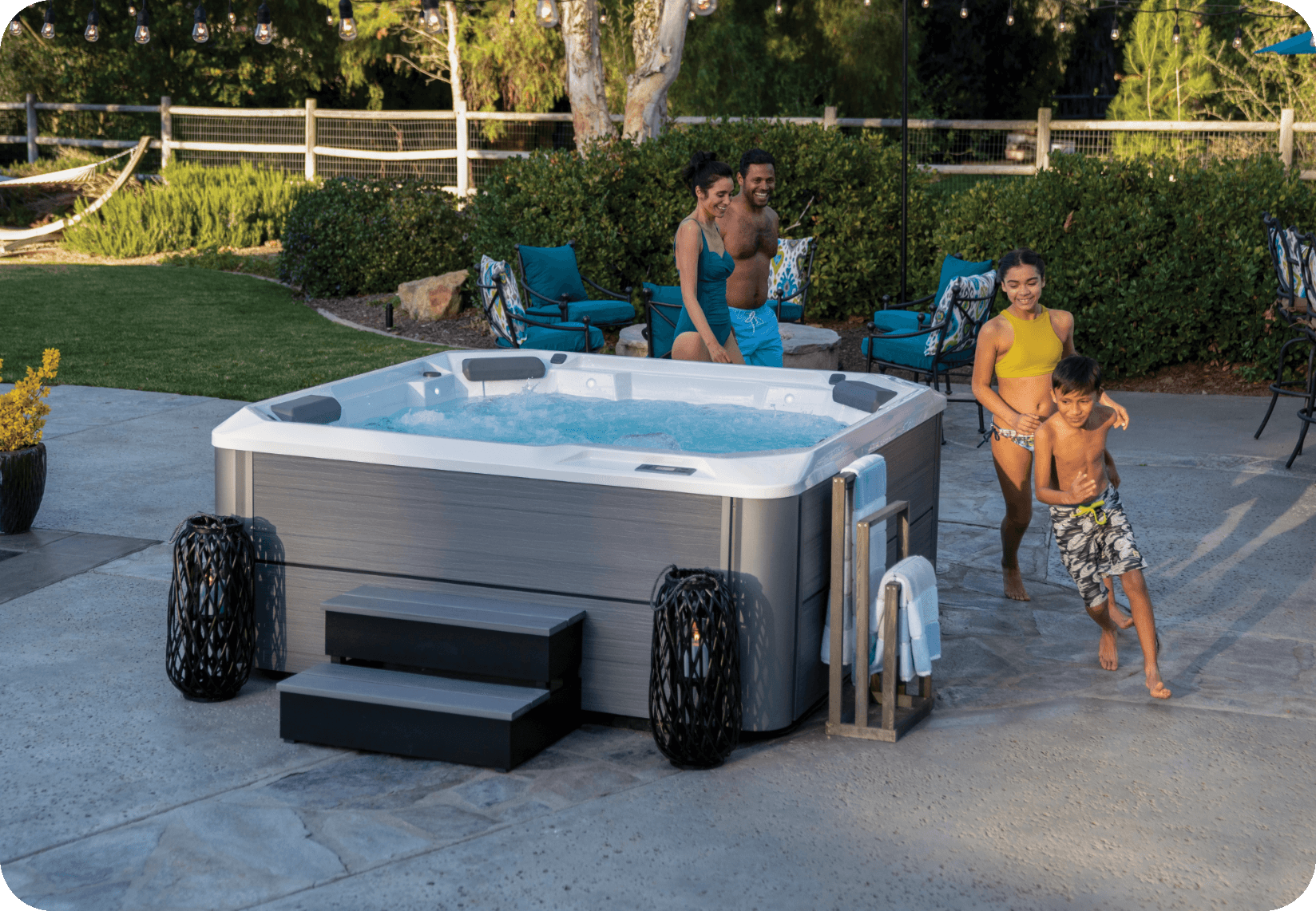 Hot Spring-Hot Spot-Relay-2020-AlpineWhite-Storm-Lifestyle-Family-afternoon-03 (5)